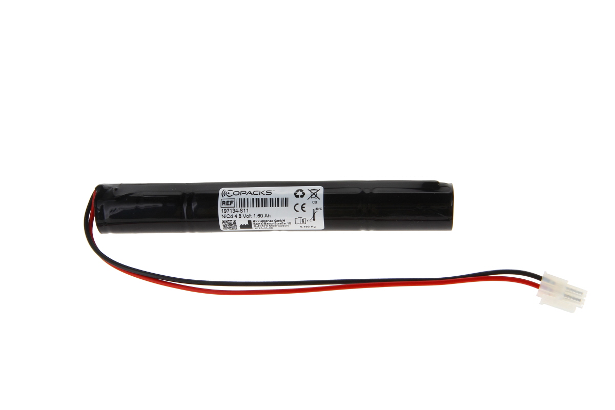 Schwarzes zylindrisches CoPacks NC Akkupack für Not- und Sicherheitsbeleuchtung, 4,8 V, 1,60 Ah. Zwei Kabel (rot, schwarz) mit weißem Molex-Stecker. Etikett mit Herstellerinfos, Recycling- und CE-Symbolen.