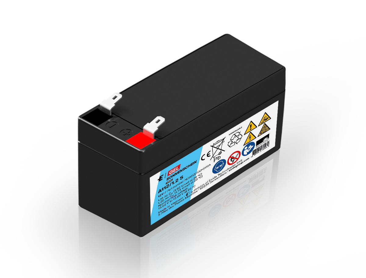 Batteria al piombo-gel Exide A112/1,2S, nera e rettangolare. I terminali sono visibili nella parte superiore, il polo positivo è contrassegnato in rosso. Etichetta laterale bianca: logo GEL, 12 V 1,2 Ah e simboli di sicurezza e smaltimento, incl. Pb.