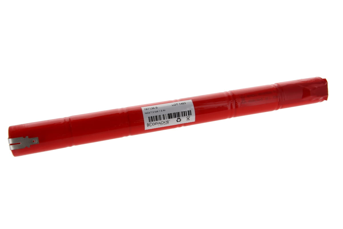 Zylinderförmiger Akkupack in roter Schrumpffolie aus mehreren Sub C-Zellen. Mittig weißes Etikett mit CoPacks, Artikelnummer, Spezifikation „NCs 7.2 Volt 1.5 Ah“ und Barcode. An einem Ende zwei 4,8 mm Faston-Anschlüsse.