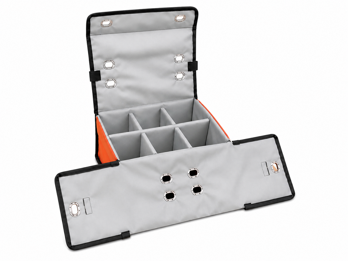 Bolsa ignífuga roja de diseño abierto, con forro interior gris y seis compartimentos acolchados para almacenar de forma segura baterías de iones de litio. Tapa y solapas frontales abatibles, con ojales metálicos resistentes. Material robusto.