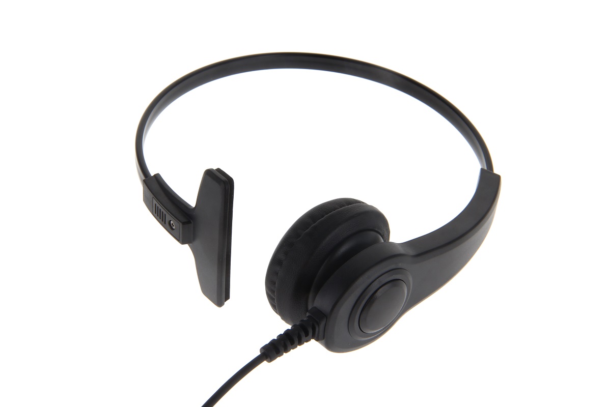 Auriculares negros « CoPacks » con auricular acolchado y diadema curvada. La diadema rodea la cabeza y tiene un soporte plano negro al lado opuesto. Cable desde el auricular. Sin micrófono de cuello de cisne, modelo CLP446 de « Motorola ».