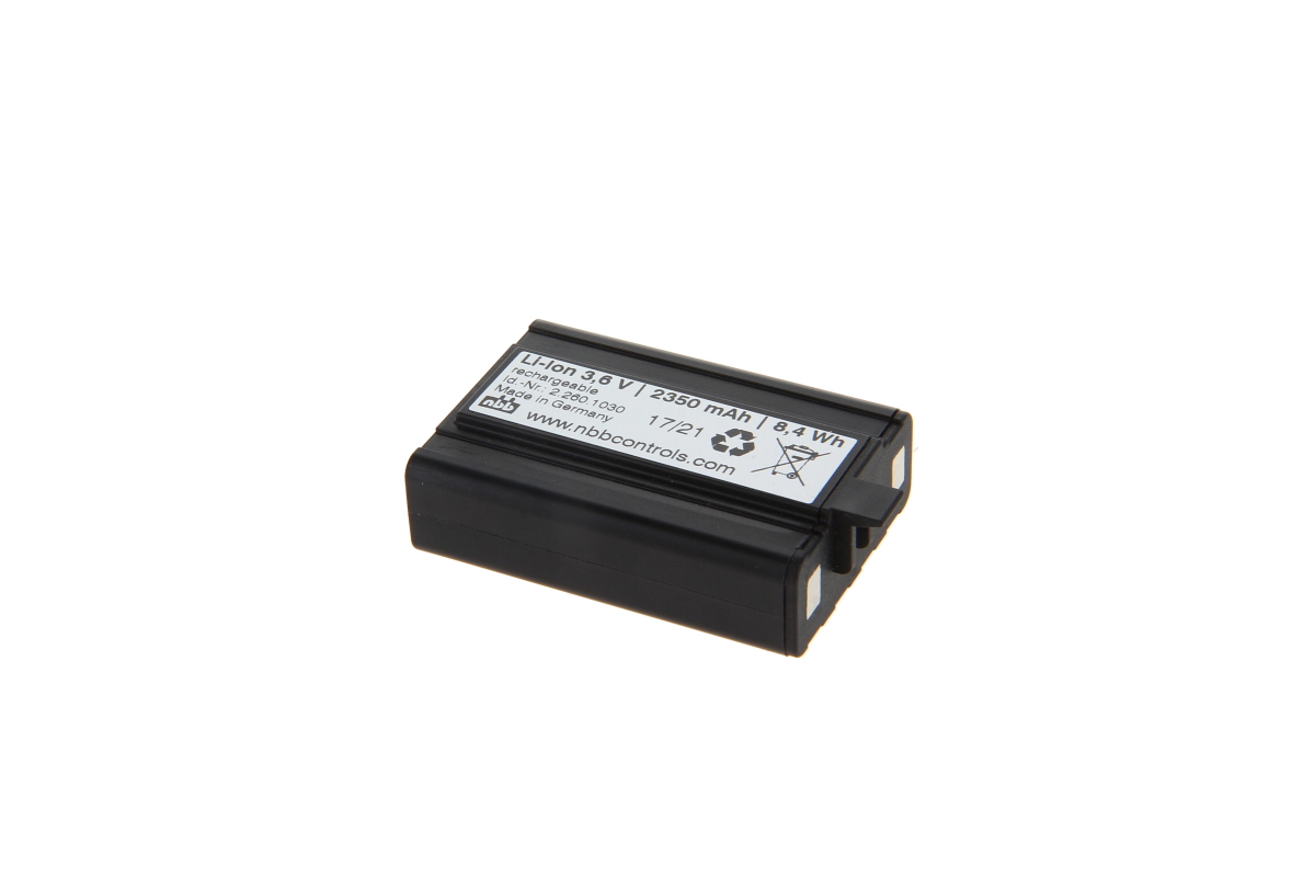Batteria agli ioni di litio nera e rettangolare per il telecomando NBB PocketEvo. Etichetta bianca con specifiche: 3,6 V, 2350 mAh, 8,4 Wh, ID 2.260.1030, produttore NBB. Simboli di riciclaggio e smaltimento.