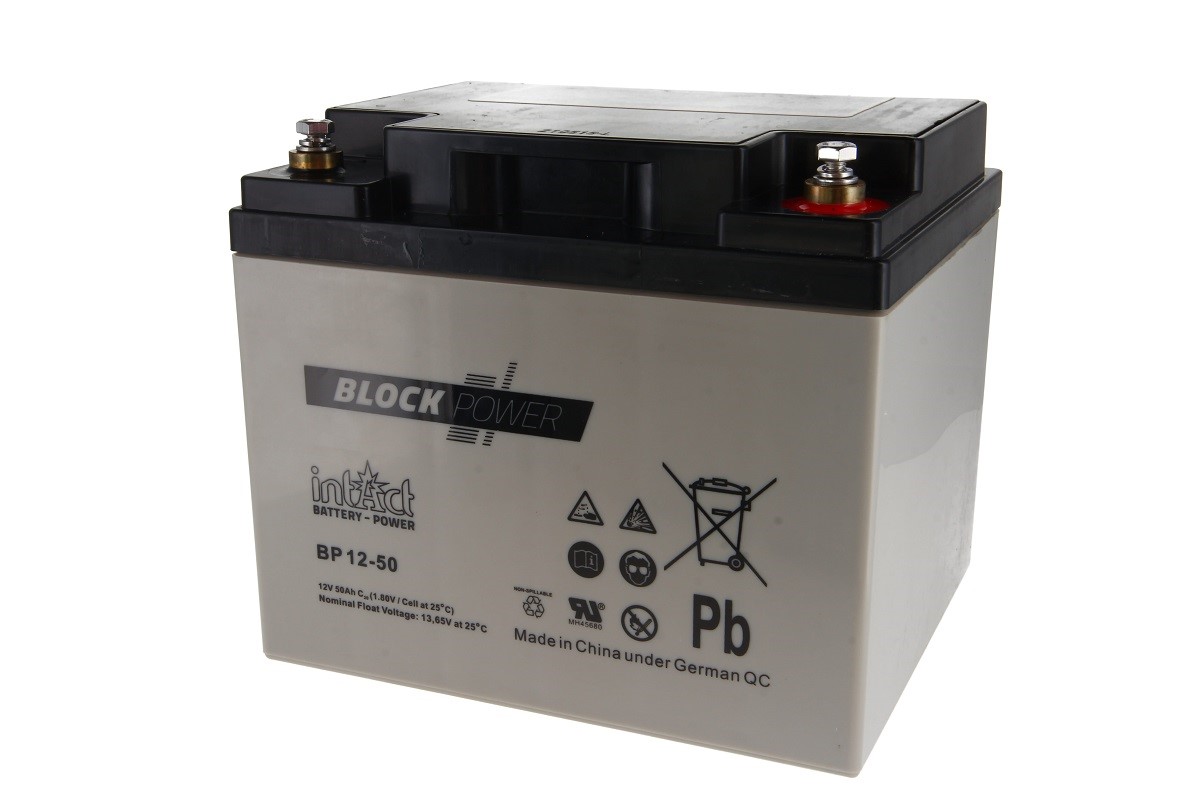 Batteria AGM Block-Power BP12-50 grigia rettangolare Intact, con coperchio nero e due terminali a vite M6 superiori. Sul frontale: marchio, modello, dati tecnici "12V 50Ah", simboli avvertenza/riciclo e piombo.