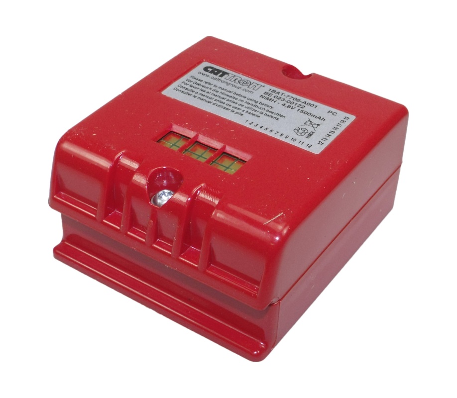Kompakt rött NiMH-batteri från Laird Cattron Theimeg för radiofjärrkontroller som LRC BE 023-00122. Tryckt med specifikationer (4,8 V, 1500 mAh). Robust rektangulär form med synliga kontakter.