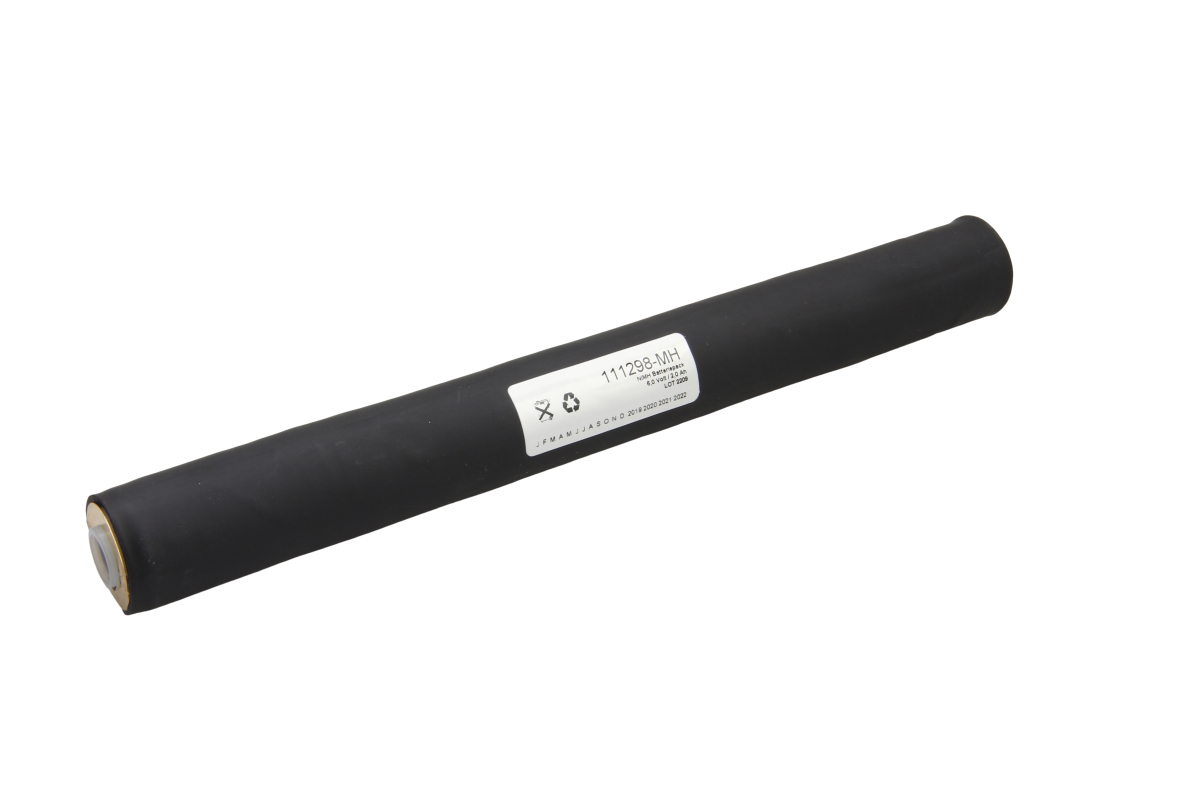 Zylindrischer schwarzer NiMH Akku für Paslode Impulse IM200, matte Oberfläche, weißes Etikett mit '111298-MH', '6.0 Volt 2.0 Ah', Recycling-Symbolen und Jahresangabe. Links ist ein goldfarbener Kontakt sichtbar.