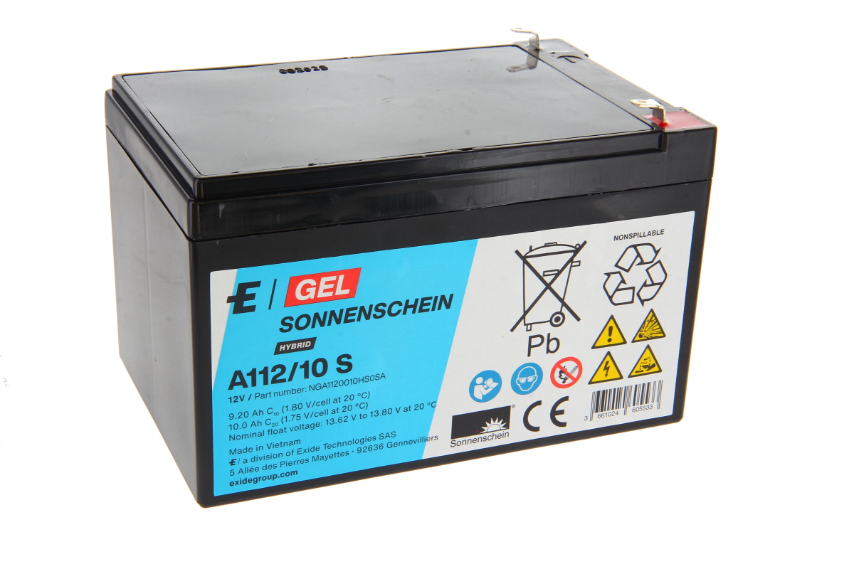 Batteria al piombo-gel Sonnenschein EXIDE A112/10S nera. Etichetta frontale: logo E|GEL Sonnenschein HYBRID, modello A112/10 S, dati 12 V/10,0 Ah. Simboli di sicurezza, inclusi Pb e smaltimento. Terminali di collegamento nella parte superiore.