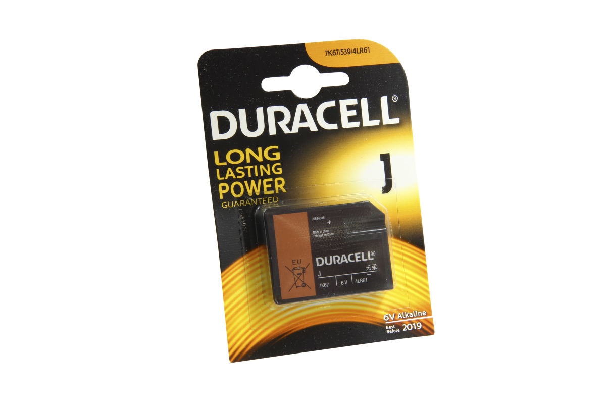 Duracell Pila alcalina tipo 4LR61 7K67 en paquete plano, en su embalaje original de blíster negro/amarillo. La parte frontal transparente muestra una pila plana negra de 6 V con el logotipo de Duracell, «Long Lasting Power Guaranteed», «7K67» y «4LR61».