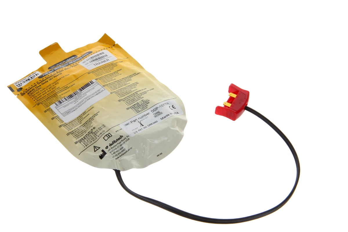 Defibtech Elettrodi da addestramento Lifeline per DAE per adulti in confezione sigillata di colore giallo. Cavo nero con connettore rosso (2 contatti dorati) in uscita. Confezione con informazioni sul prodotto, avvertenze e logo Defibtech.