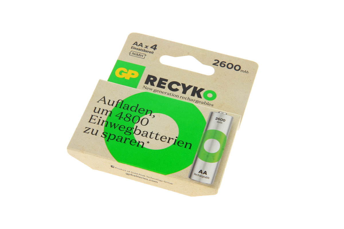 A single silver-coloured GP ReCyko+ Mignon AA NiMH rechargeable battery lies at an angle before its eco-friendly brown-and-green cardboard packaging, highlighting ‘2600 mAh’ and promoting recharging to cut disposable use.