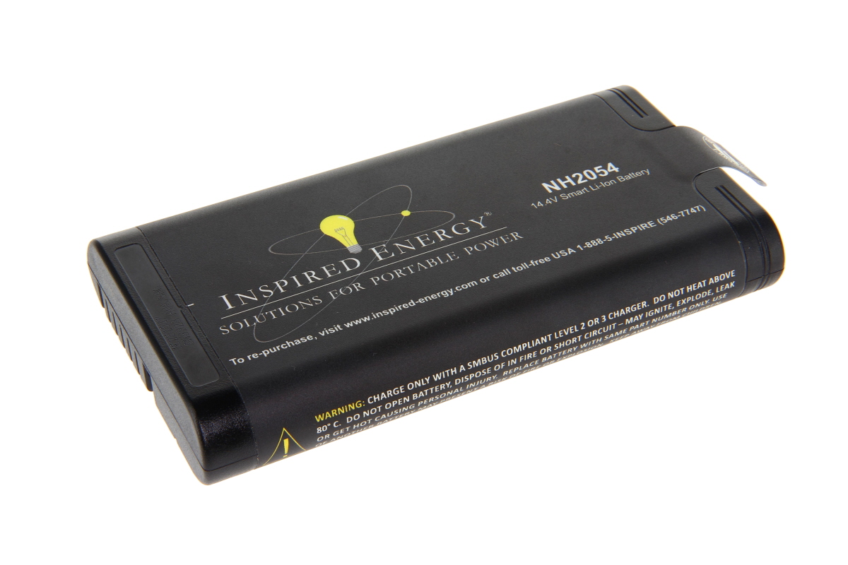 Svart, rektangulärt Li-Ion-batteri NH2054 med texten ”Inspired Energy Solutions for Portable Power” och en glödlampa som logotyp. 14,4 V Smart Li-Ion-batteripaket, uppe till höger, något snett placerat på vit bakgrund, med varningstexter.