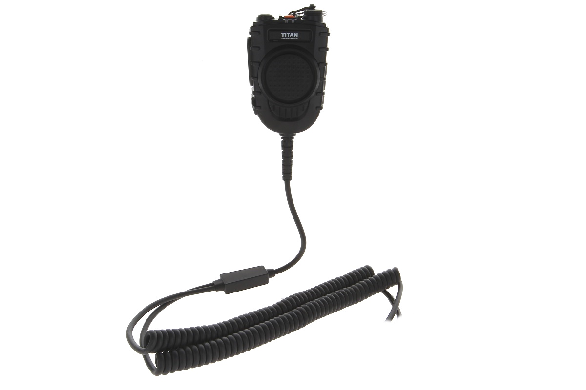 Robusto microfono ad altoparlante nero TITAN con griglia rotonda al centro e comandi sui lati e sulla parte superiore, incl. pulsante di emergenza arancione. Cavo a spirale lungo nella parte inferiore. Compatibile con Motorola MTP850S.
