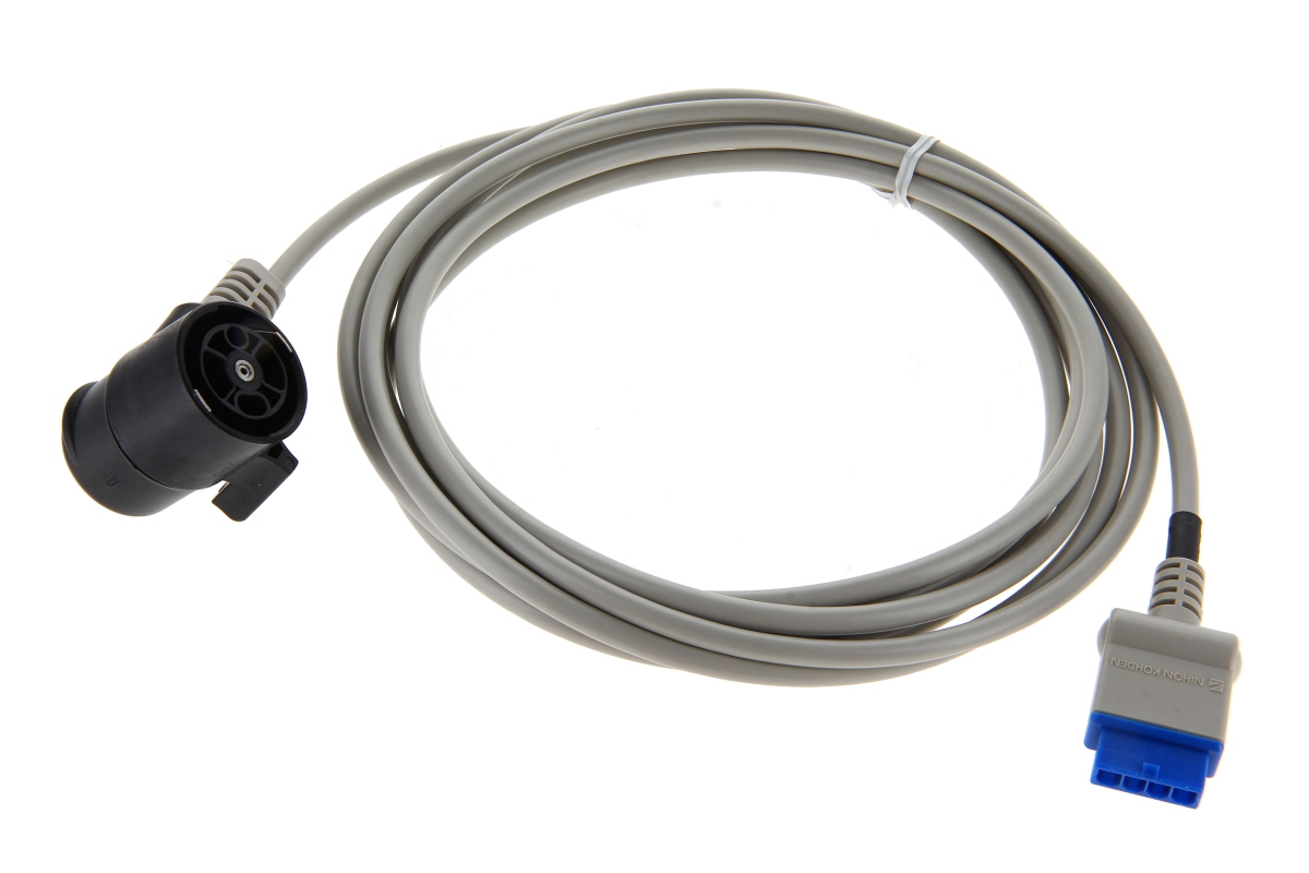 Gris Nihon Kohden cable adaptador para almohadillas desechables sobre fondo blanco. Con conector cilíndrico negro (abertura de contacto redonda, palanca lateral). En el otro extremo, conector gris con toma rectangular azul. Espiral suelta.