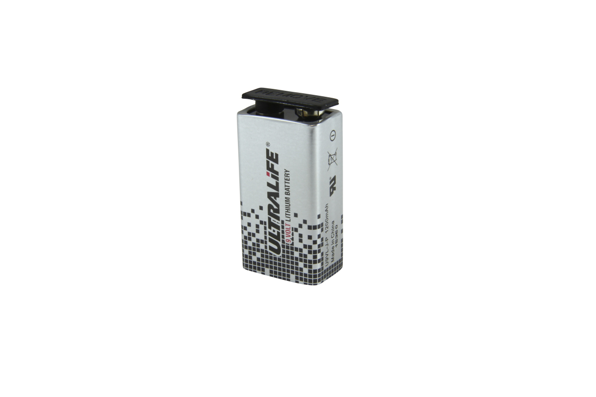Ett vertikalt, silverfärgat Ultralife 9-volts litiumbatteri. Svarta anslutningar syns upptill, delvis täckta av ett lock. Framsida: Ultralife logotyp, "9 VOLT LITHIUM BATTERY" och pixelmönster. På sidan: "U9VL-J-P", "1200mAh".
