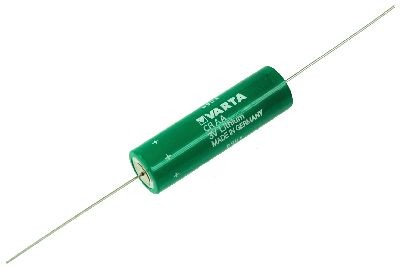 Una pila de litio CR AA de Varta, de color verde y forma cilíndrica, con una tensión de 3 voltios, que cuenta con finos cables de conexión axiales en ambos extremos. En la pila se puede leer claramente la inscripción «MADE IN GERMANY».