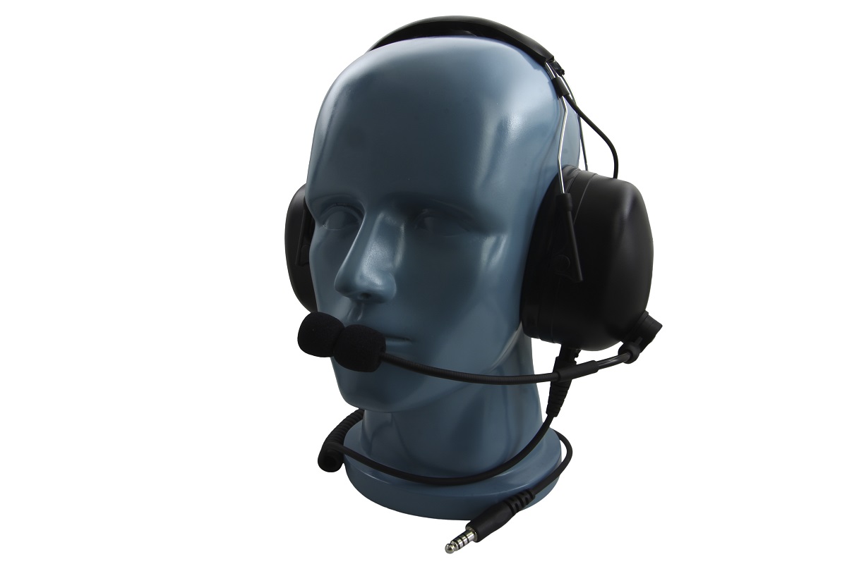 Auriculares protectores de audición negros « TITAN » sobre una cabeza de maniquí azul claro. Con grandes auriculares y micrófono de cuello de cisne de electreto con dos fundas de espuma. Cable en espiral con conector Nexus visible en la parte inferior.