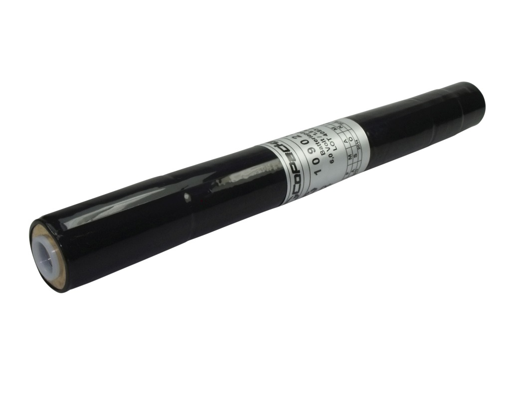 Svart, cylindriskt NiMH-laddningsbart batteri för ficklampor, särskilt för Streamlight Ultra- och Super-Stinger. Vit etikett i mitten med CoPacks och 6,0 volt. Ena änden med vitt lock.