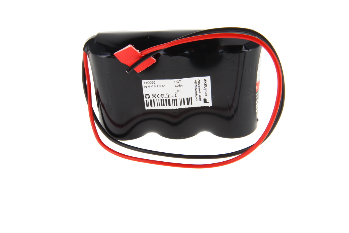 Black lead-acid battery comprising connected cells, with red and black cables. White label on top reading ‘AKKUmed ’, ‘6 Volt 2.5 Ah’, technical specifications and barcodes. Surface is smooth and slightly glossy.