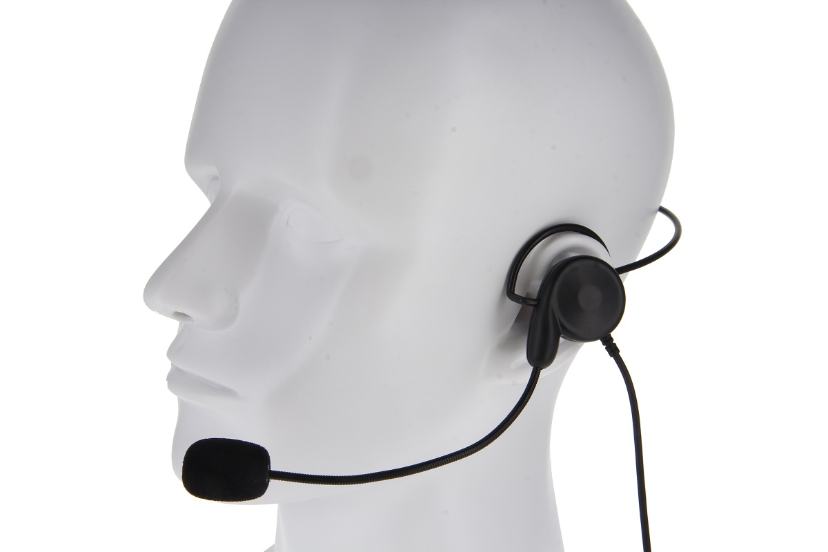 Cuffia nera GES-H02 di CoPacks su testa di manichino bianca. Con archetto auricolare, altoparlante rotondo sull'orecchio e microfono a collo d'oca flessibile davanti alla bocca. Compatibile con Motorola, MXP600, R7, R7A.