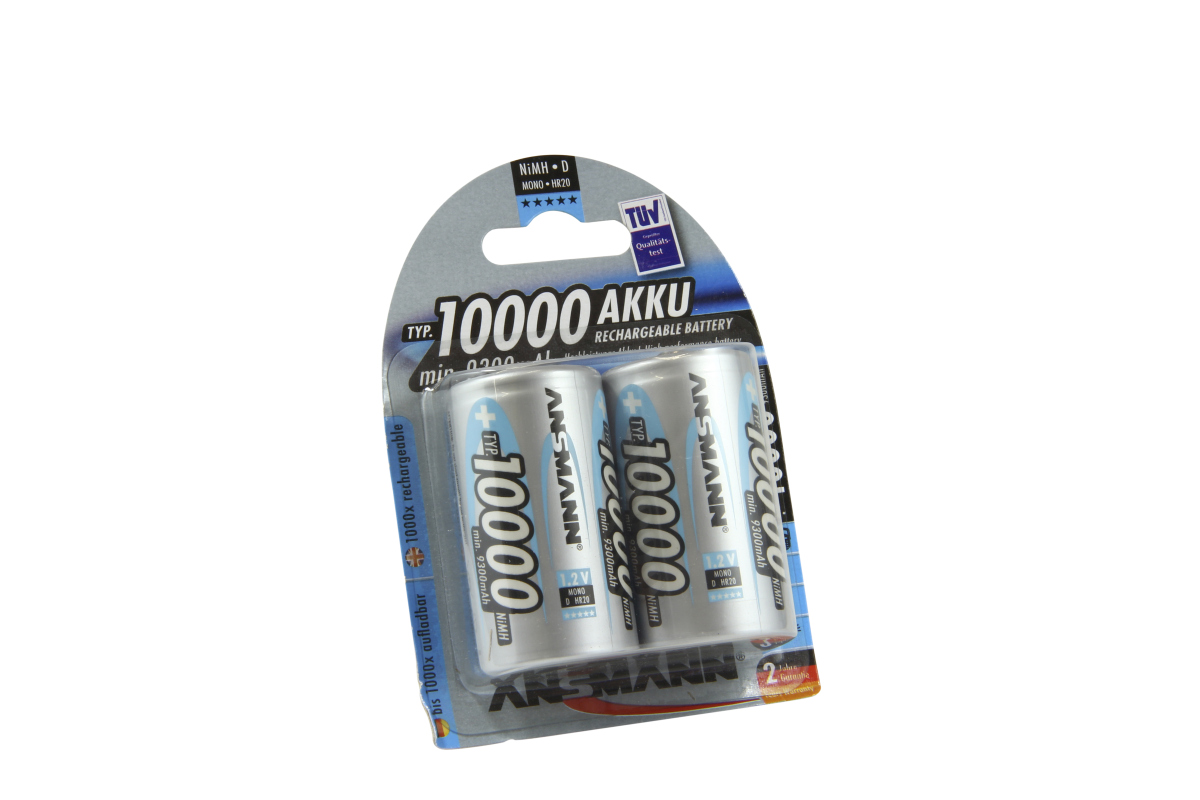 Zwei silberne Ansmann NiMH Akkus Mono D (HR20) in Blisterverpackung. Beschriftet mit "TYP. 10000" und "1.2V". Blau-graue Kartonrückseite: "10000 AKKU RECHARGEABLE BATTERY", "bis 1000x aufladbar", TÜV Siegel.