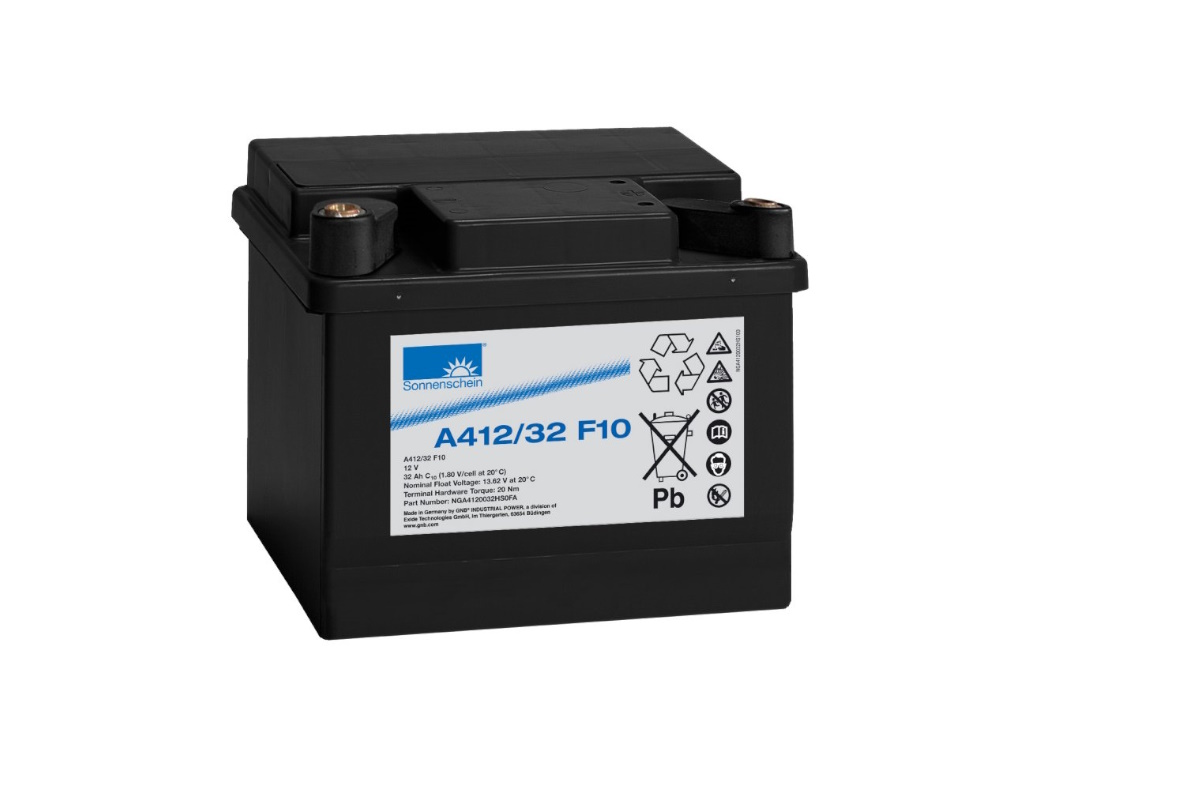 Una batteria Sonnenschein al piombo-gel A412/32F10 nera e rettangolare con due terminali a vite nella parte superiore. L'etichetta bianca riporta il logo Sonnenschein, il numero di modello, i simboli di riciclaggio e la dicitura "Pb" sul lato anteriore.
