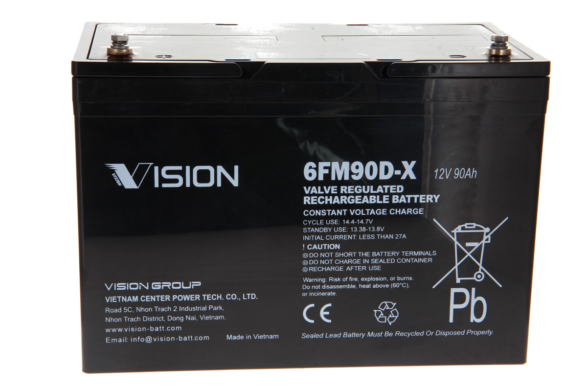 Svart blybatteri från Vision, modell 6FM90D-X, 12 V, 90 Ah. Ytan har vita texter med tekniska data ("VALVE REGULATED RECHARGEABLE BATTERY") och säkerhetsanvisningar. Två metallanslutningar på ovansidan. Robust, rektangulärt batteri.