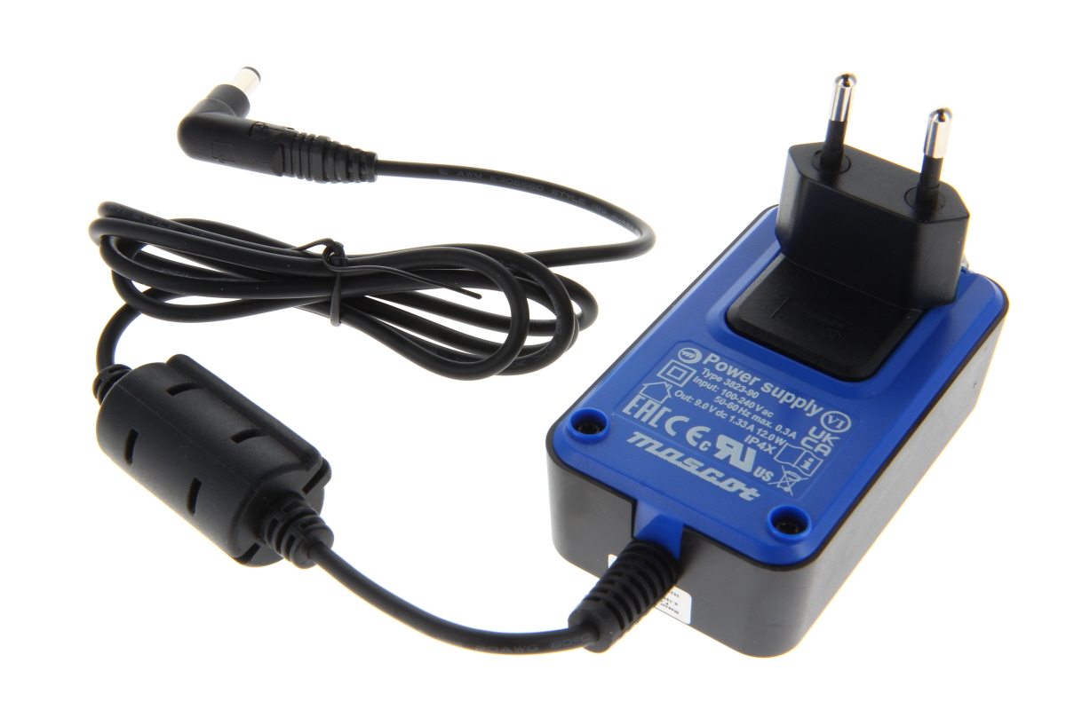 Fuente de alimentación azul y negra con enchufe de la UE. Cable negro con funda cilíndrica antiparasitaria y conector hueco acodado. Fuente de alimentación de carga original de Soehnle, tipo 7726 (Mascot), 9 V CC, para básculas para bebés de Soehnle.
