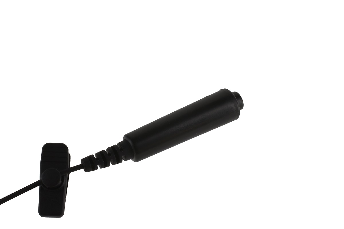 Módulo de micrófono cilíndrico negro con cable y pinza para la camisa. Parte de los auriculares ES-P14 de CoPacks, para la transmisión de voz de forma discreta en radios de Motorola, como el DP2400 o el DP2600. En diagonal sobre fondo blanco.