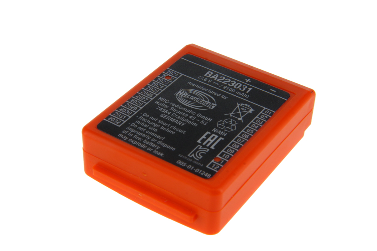 Orangefarbener, rechteckiger HBC NiMH Originalakku (BA223031) mit 3,6 V und 2100 mAh. Schwarze Oberseite mit Hersteller HBC-radiomatic, Funkfernsteuerungsdetails, Sicherheitshinweisen, Entsorgungssymbolen; Jahre bis 2032 markiert.