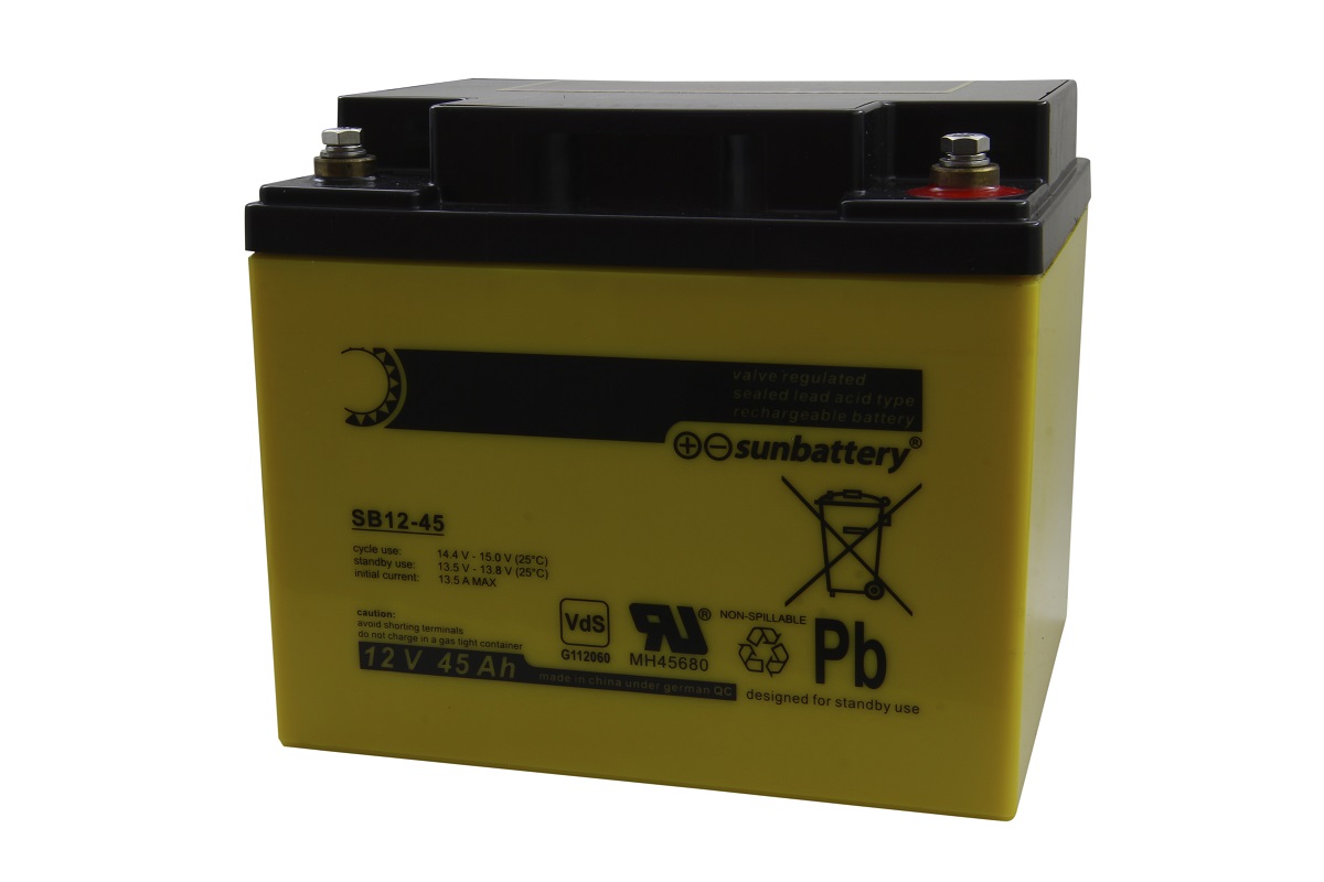 Una batteria al piombo-tessuto (AGM) SUN gialla SB12-45VO con coperchio nero e due terminali a vite M6, di cui quello positivo è contrassegnato in rosso. L'etichetta riporta 12 V 45 Ah e importanti simboli di sicurezza per il funzionamento in standby.