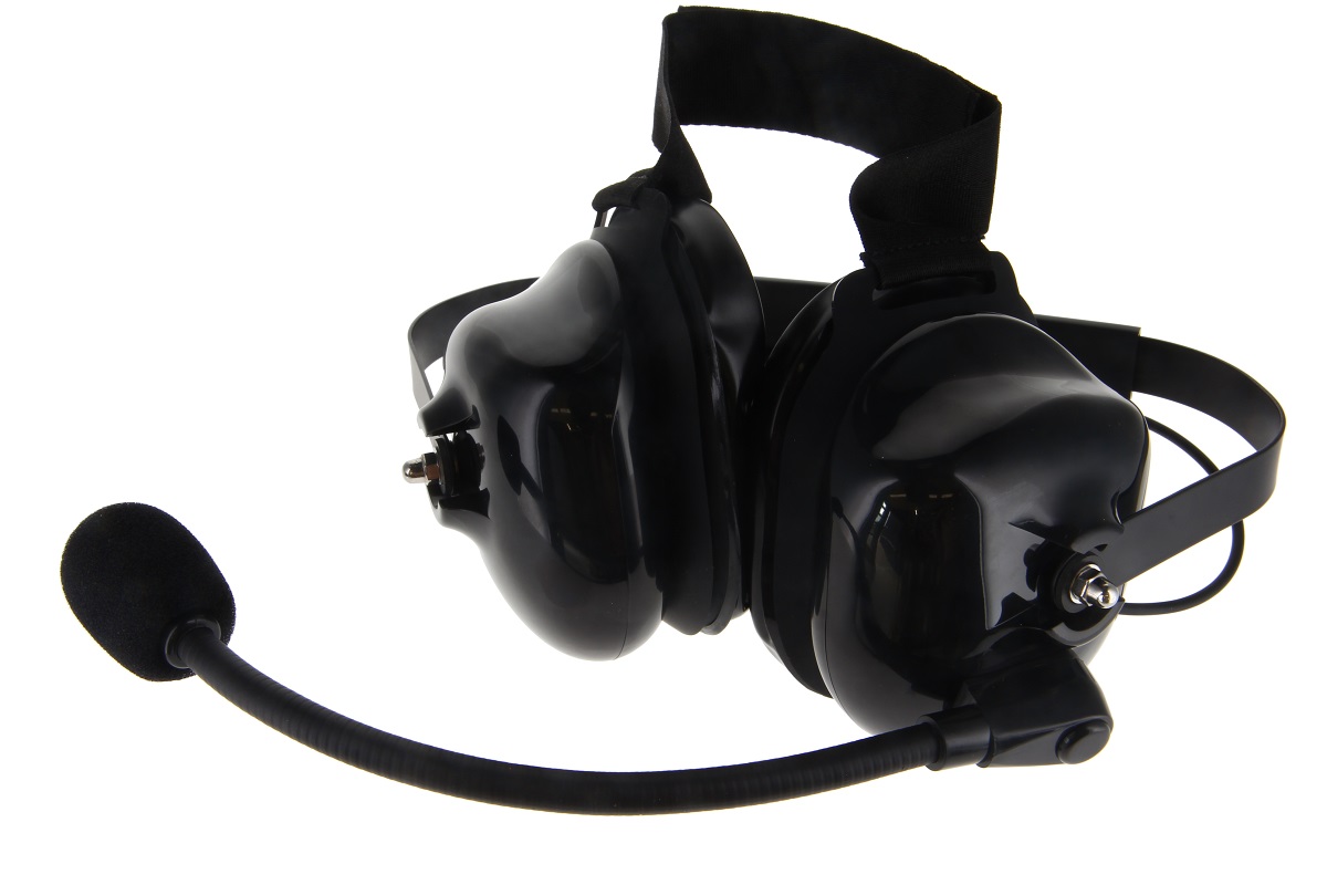 Robust svart over ear-headset (pilotheadset) med tjocka, ljudabsorberande öronkåpor. Med flexibel mikrofonarm inklusive vindskydd, justerbart huvudband och synliga sidofästen, perfekt för radioapparater som Motorola MTP850FuG, DP3600.