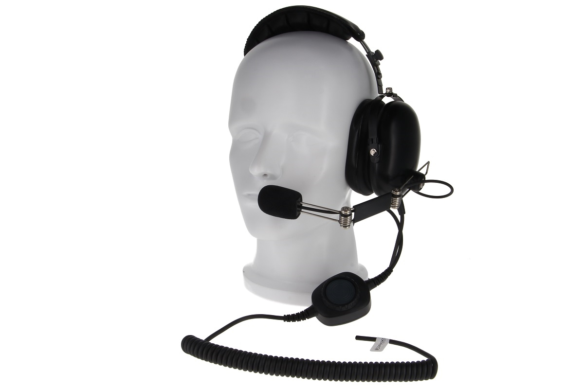 Auriculares negros de un solo lado « CoPacks » (GES-HA7) colocados en una cabeza de maniquí blanca. Auricular derecho acolchado, micrófono ajustable con protección de espuma. Cable en espiral con botón PTT redondo para radios « Motorola ».