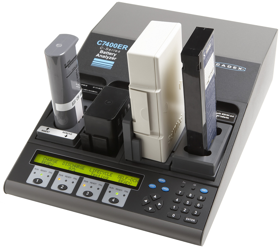 Analizzatore batterie Cadex C7400ER grigio, visto dall'alto, con quattro slot di ricarica (tre occupati). Display verde con stato analisi, es. "CHARGE READY" e "LIFECYCLE TESTING". Sotto, tasti con LED.