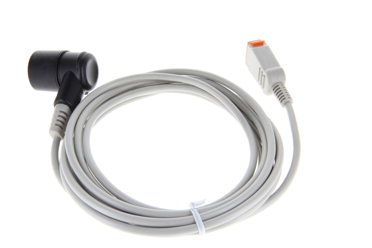 En ljusgrå kabel, upprullad i en cirkel, ligger på en vit bakgrund. Till vänster syns en svart, cylindrisk sensor. Till höger syns en avlång, ljusgrå kontakt med en orange flik, liknande en datakontakt. Fastsatt med ett vitt kabelband.