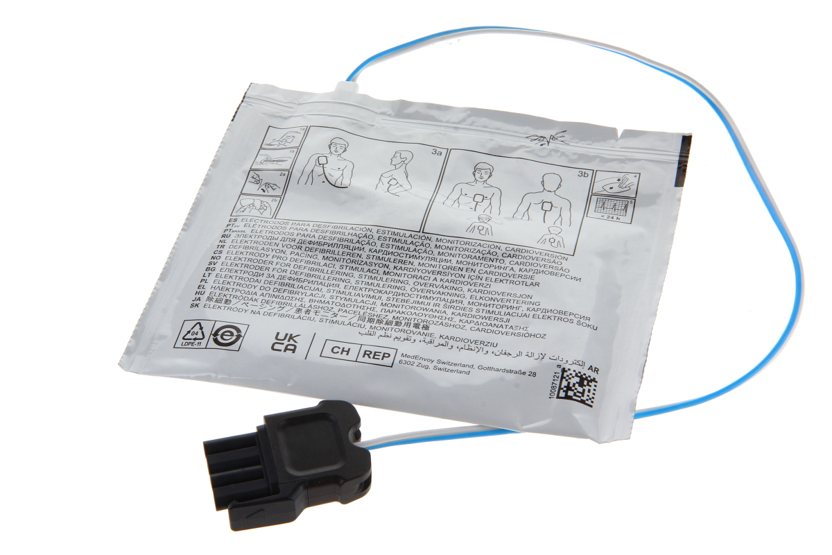 Förseglad silverfoliepåse med defibrilleringselektroder och ansluten blå kabel. Flerspråkiga instruktioner och diagram för elektrodplacering på överkroppen. Blå kabel med svart kontakt.