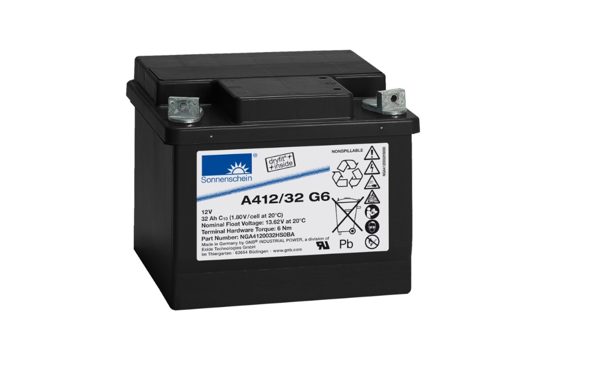 Batteria al piombo-gel Sonnenschein A412/32 G6 nera Exide con due poli argentati sulla parte superiore, su sfondo bianco. Etichetta con modello, 12 V, 32 Ah e istruzioni per lo smaltimento.