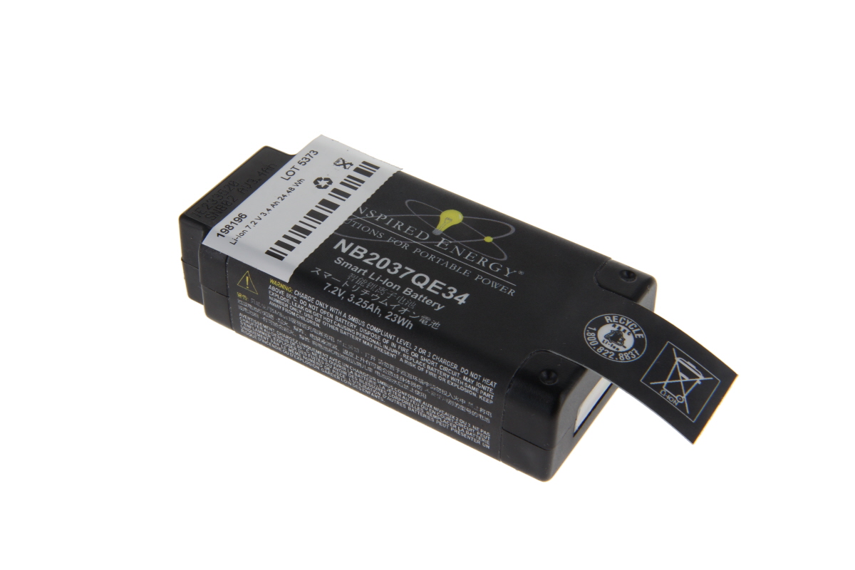 Svart, rektangulärt Li-jon-batteri NB2037QE34 på vit yta. Etikett: NB2037QE34, ”Smart Li-Ion Battery”, 7,2 V, 3,25 Ah, 23 Wh. Varningssymbol och Li-Ion-återvinningslogotyp synliga.