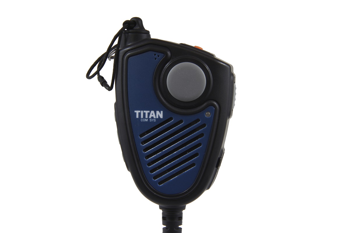 Microfono altoparlante nero e blu scuro TITAN con logo COM SYS TITAN frontale, griglia con fessure orizzontali, grande pulsante rotondo grigio Push-to-Talk e pulsante arancione più piccolo sopra. Passante per cordino in alto.