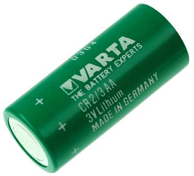 A cylindrical, green Varta CR2/3AA lithium battery. The side features the inscriptions ‘Varta’, ‘THE BATTERY EXPERTS’, ‘CR2/3AA’, ‘3V Lithium’ and ‘MADE IN GERMANY’ in white, as well as plus and minus signs.