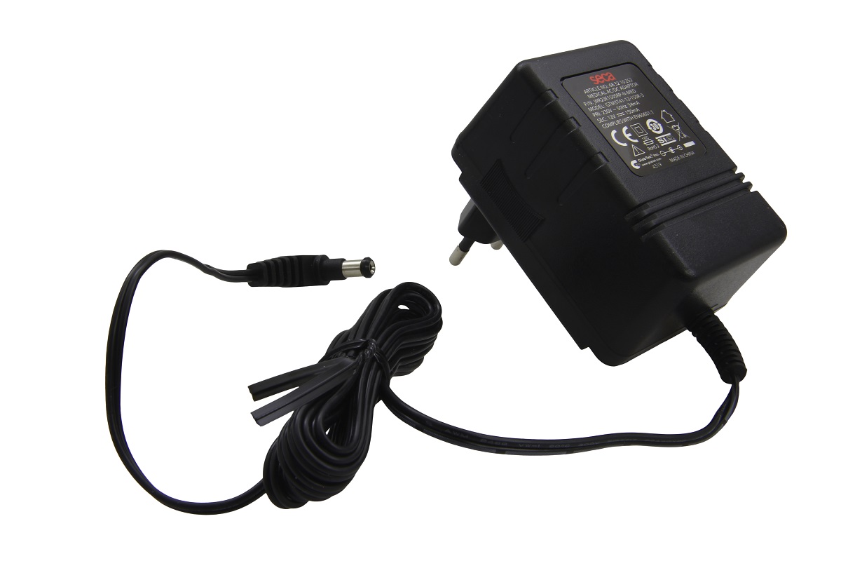 Ein schwarzes Seca Steckernetzgerät mit einem Eurostecker und einem langen, aufgewickelten Kabel. Am Kabelende ist ein zylindrischer Hohlstecker zu sehen. Das Netzteil ist beschriftet mit Typ SEC 683210252, passend für verschiedene Seca Waagen.