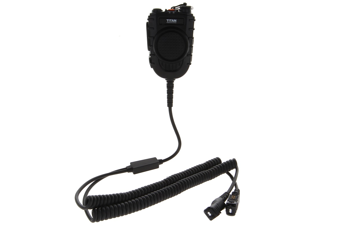 Microfono con altoparlante nero TITAN con pulsante di emergenza, angoli arrotondati e frontale zigrinato con griglia. Cavo a spirale lungo verso due prese ODU separate per collegare due ricetrasmittenti MTP Motorola.