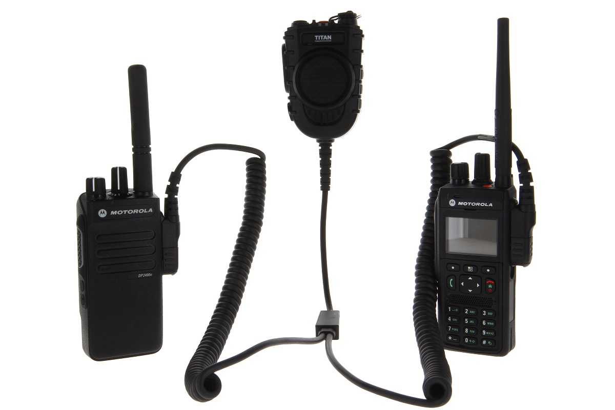 TITAN Microfono con altoparlante con pulsante conversazione, regolatore volume e tasto emergenza, collegato con cavo a Y a due ricetrasmittenti Motorola nere: a sinistra portatile compatta, a destra con display/tastiera MTP3500/3550.