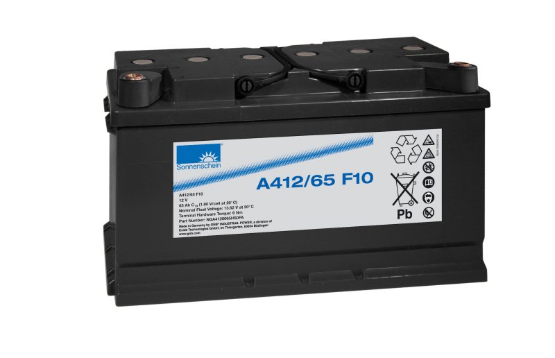 Batteria al piombo-gel Sonnenschein nera A412/65 F10 con etichetta blu: 12 V, 65 Ah. Involucro rettangolare robusto con due morsetti superiori. Simboli di avvertenza e sigla "Pb" indicano smaltimento.