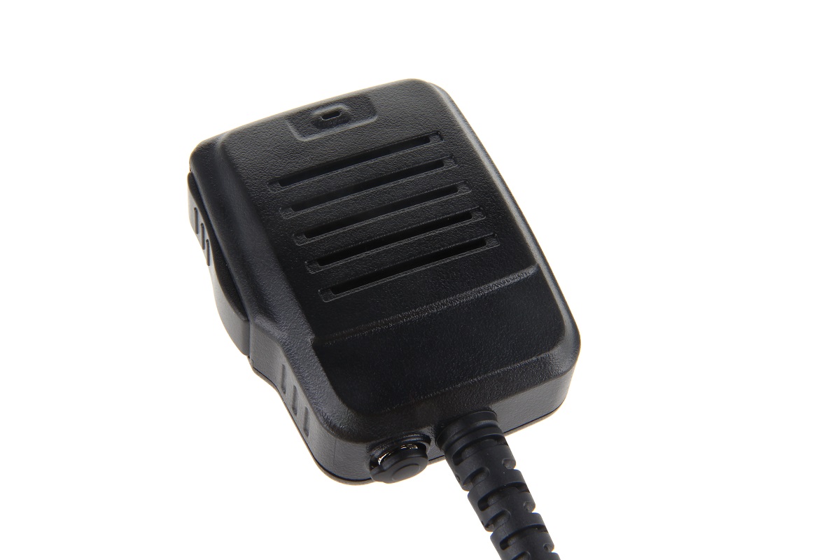 Robust, svart högtalarmikrofon CoPacks GES-M07 med räfflat frontlock. PTT-knapp på sidan och uttag på undersidan med robust spiralkabel. Fjärrkontrollenhet kompatibel med Kenwood radioapparater.