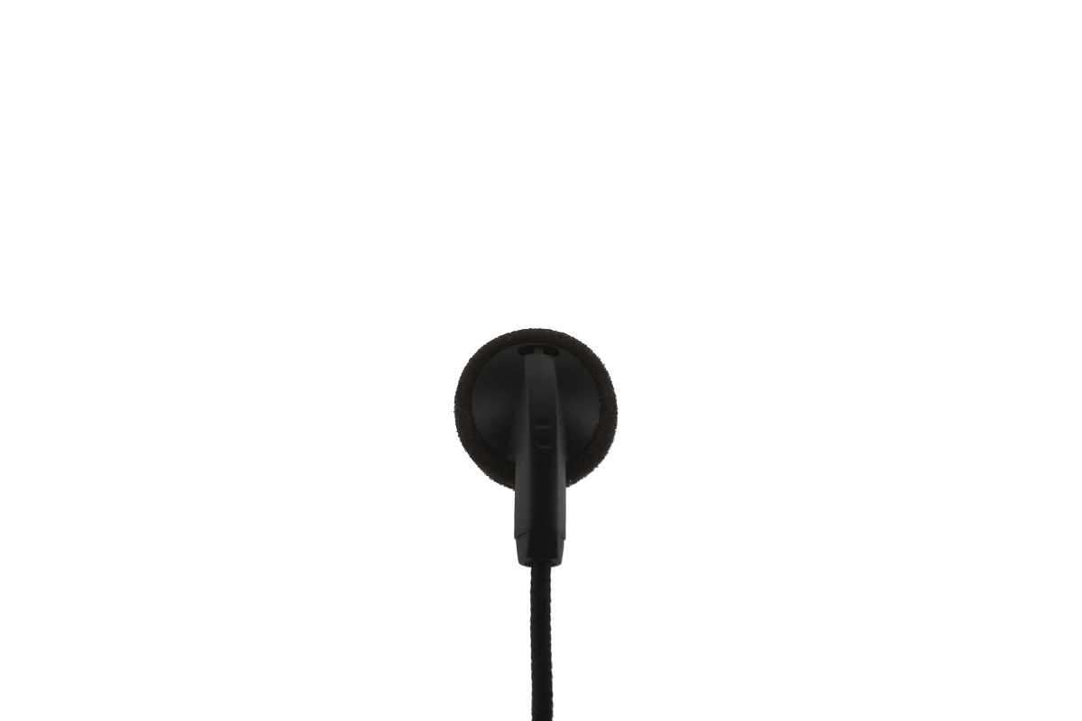 Un singolo auricolare nero con un morbido rivestimento in schiuma per il padiglione auricolare. Un cavo scuro scende dall'auricolare fuori dall'immagine. Si tratta di un auricolare GES-01 per unità di controllo.