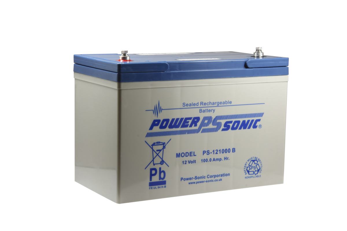 Batteria al piombo-tessuto rettangolare grigia " Powersonic " con parte superiore blu. Due terminali a vite M6 argentati, uno contrassegnato in rosso. Sul lato: logo " Powersonic", PS-121000 B, "12 Volt 100,0 Amp. h", riciclaggio, "Pb". Sfondo bianco.