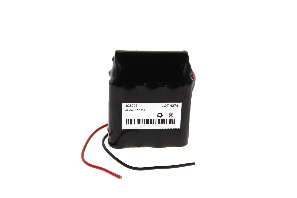 Black, rectangular battery pack with a white label: ‘198227’, ‘LOT 4274’, ‘Alkaline 13.5 volts’. Two stripped cables (red, black) for self-installation; compatible with Gira wireless door modules.
