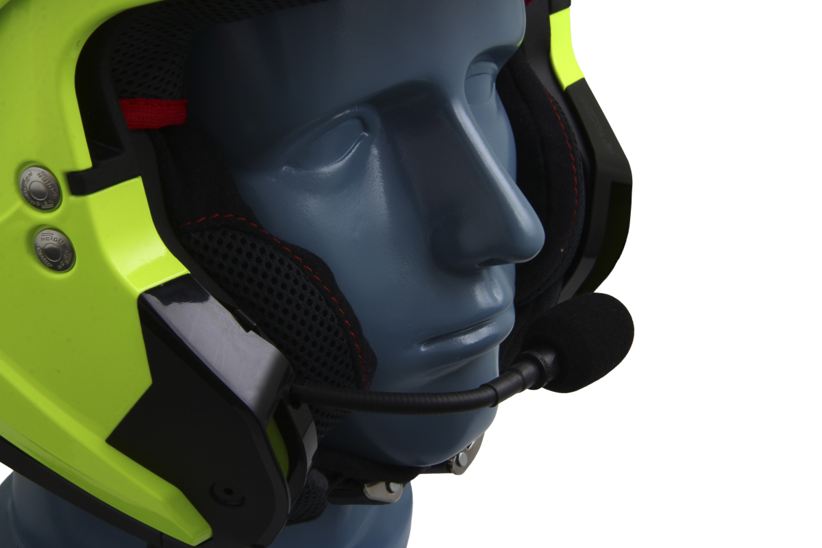 Casco abatible Nolan amarillo neón sobre cabeza de maniquí gris. Se ve el intercomunicador TITAN con brazo de micrófono flexible negro frente a la boca. Interior con malla negra y costuras rojas en mejillas y orejas.