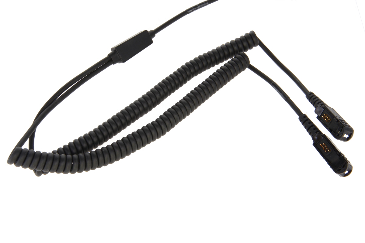 Due cavi a spirale neri su superficie bianca, entrambi con connettori neri identici e contatti dorati per radio come Motorola MTP3550. In alto si vede un tratto di cavo diritto. Parte di microfono altoparlante TITAN MM50-DUAL.
