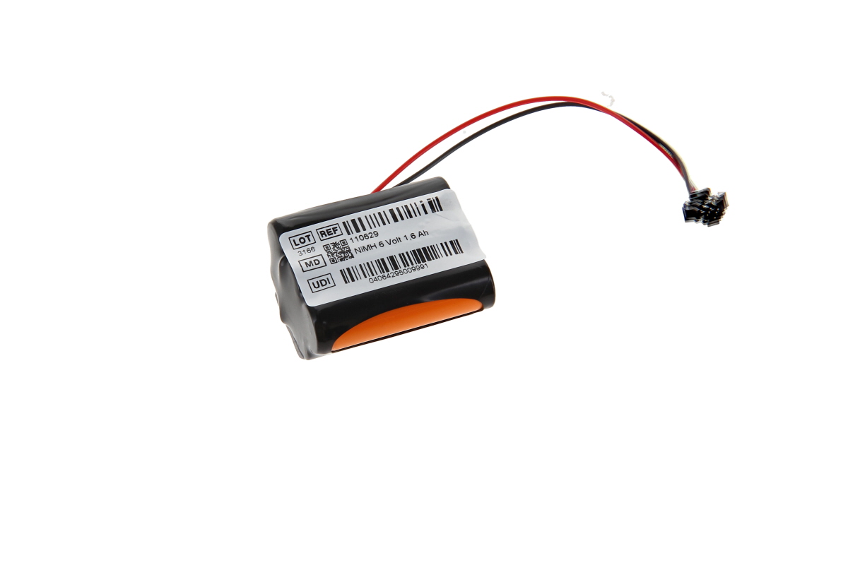 Paquete de batería NiMH cilíndrico de color negro con la base naranja. Etiqueta blanca con la inscripción «NiMH 6 voltios 1,6 Ah» y códigos de barras. Dos cables finos (rojo/negro) que van a un pequeño conector negro. Apto para congeladores médicos Sanyo.