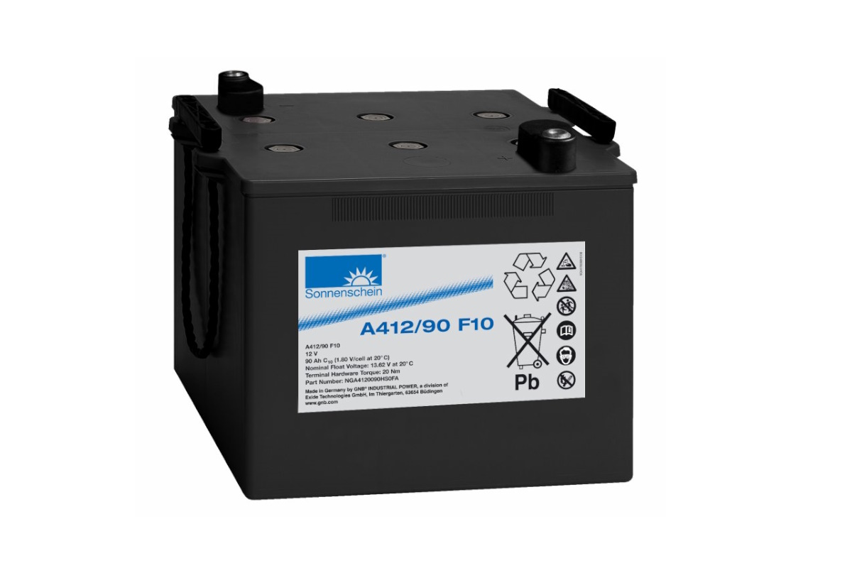 Batteria al piombo-gel Sonnenschein Exide nera, forma parallelepipeda, modello A412/90F10, 12 V, 90 Ah. Sul lato anteriore logo, modello, dati tecnici e simboli smaltimento. In alto poli e maniglie.